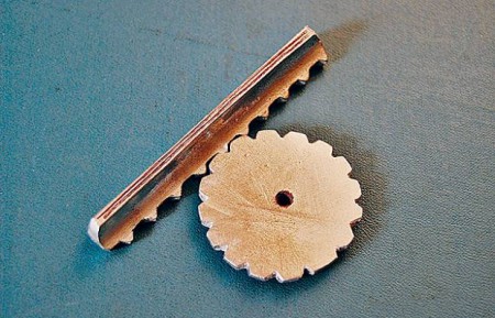 V kúsku uhlia objavená kovová súčiastka stará 300 miliónov rokov